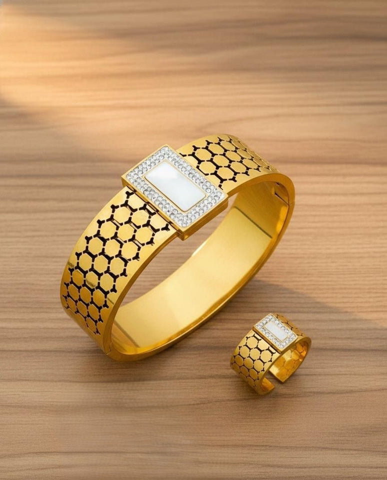 Golden Hand cuff with same ring 18k